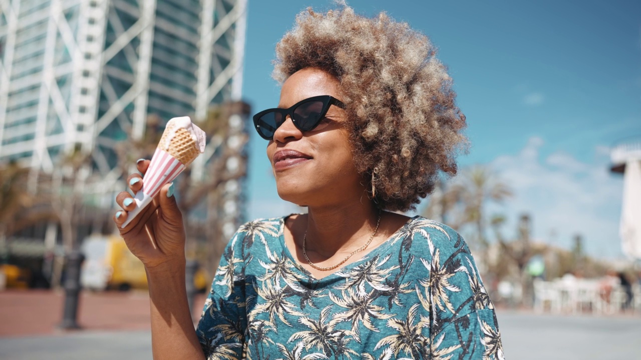 快乐的非洲白发妇女吃冰淇淋视频素材