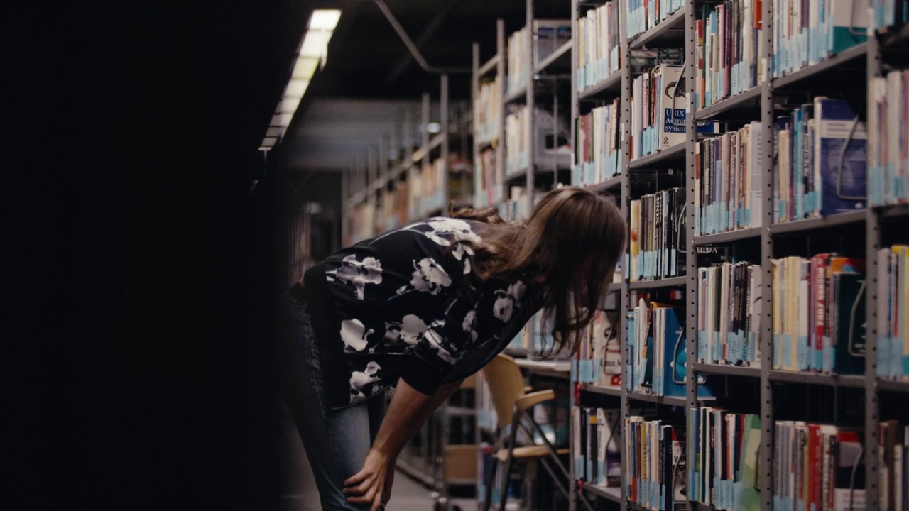 女人花时间在公共图书馆视频素材