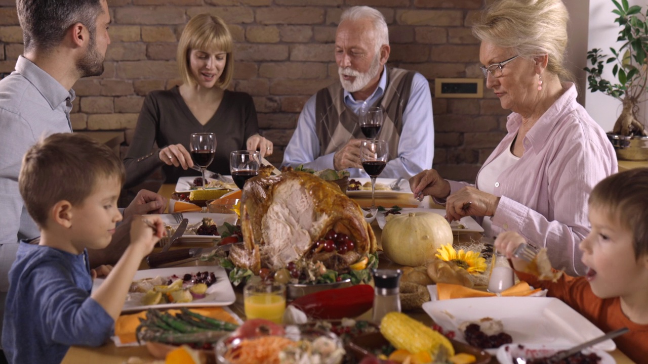 大家庭在餐厅吃感恩节晚餐视频下载