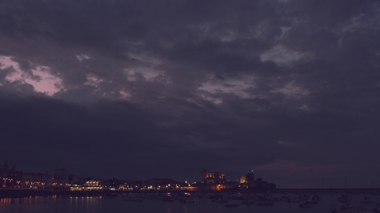 海滨的夜城视频素材