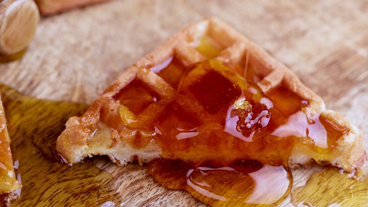 在制作甜点的时候，用蜂蜜浇灌松软的华夫饼视频素材
