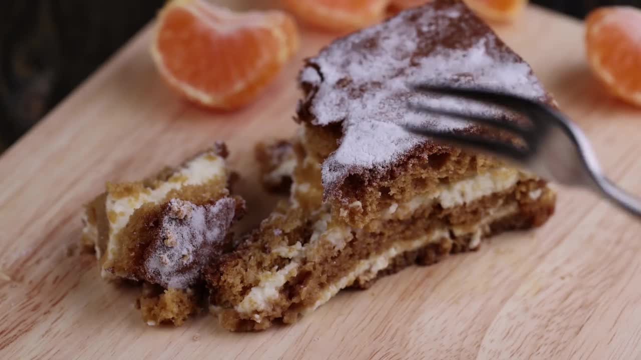 用叉子把蜂蜜味的夹层蛋糕掰碎视频素材