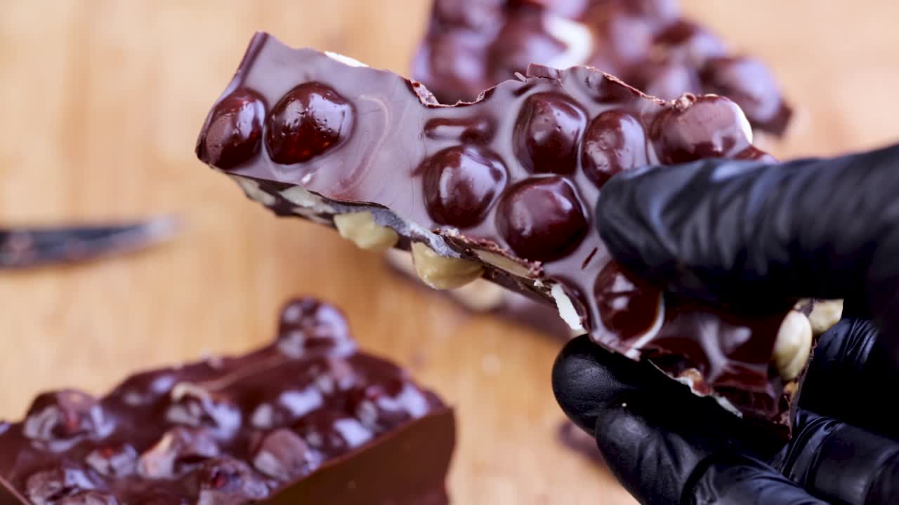 观看并展示含有大量榛子的巧克力视频素材