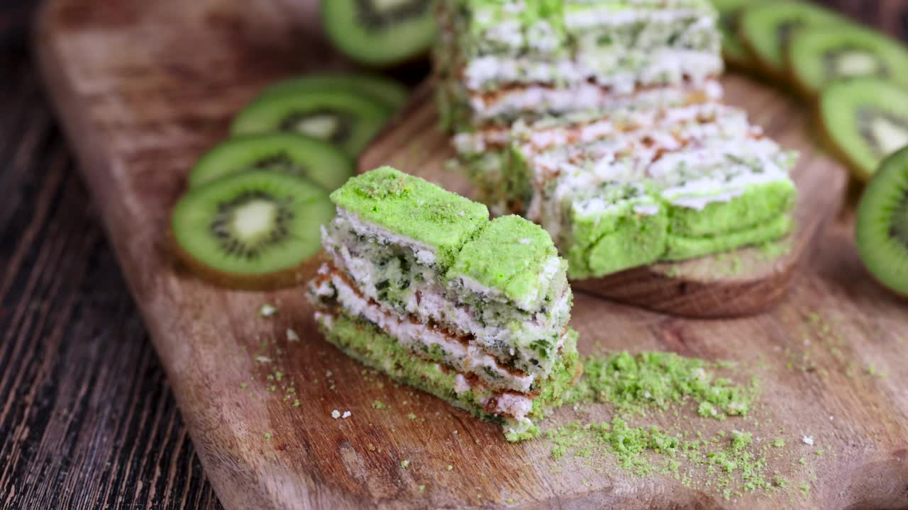拿一勺水果口味的绿色蛋糕和绿色猕猴桃片视频素材