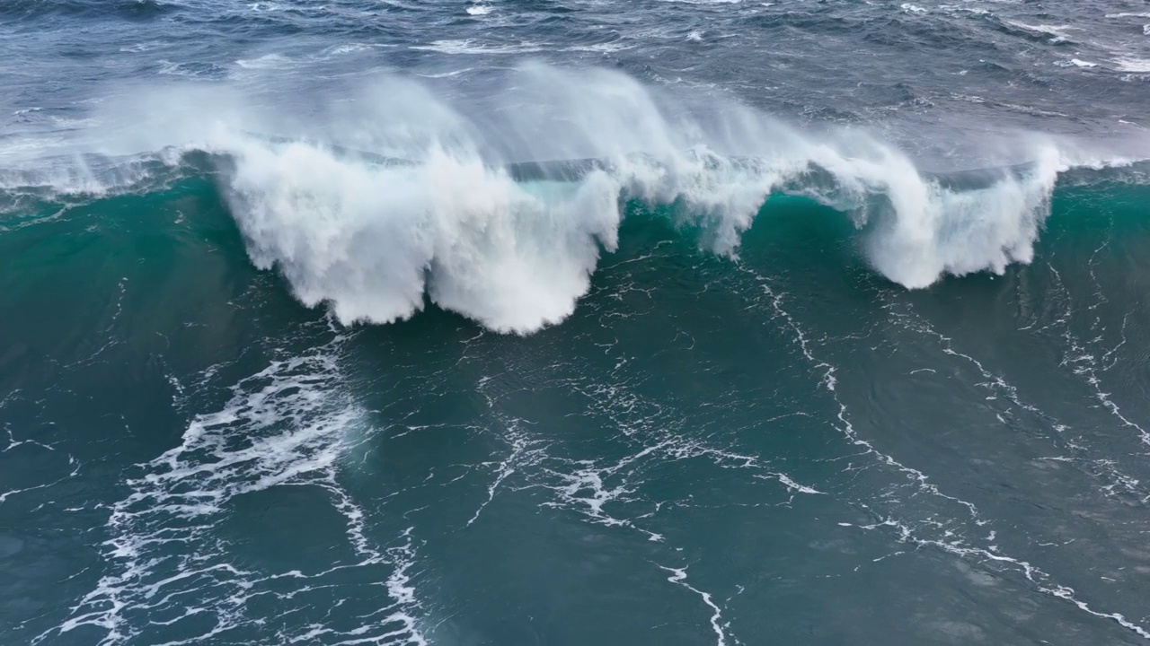 航拍的强大海啸波。大海或海浪撞击的缓慢运动。特拉华大学,4 k视频素材