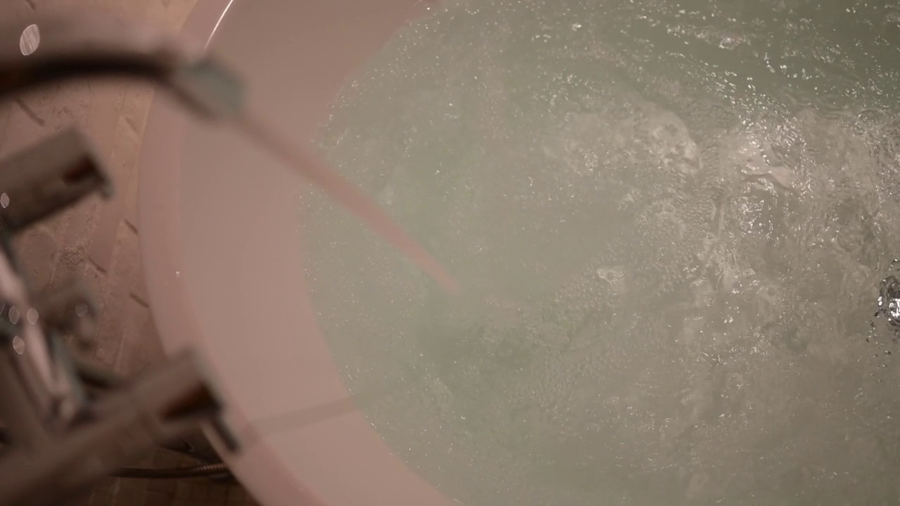 慢镜头，水在浴缸里流动视频素材