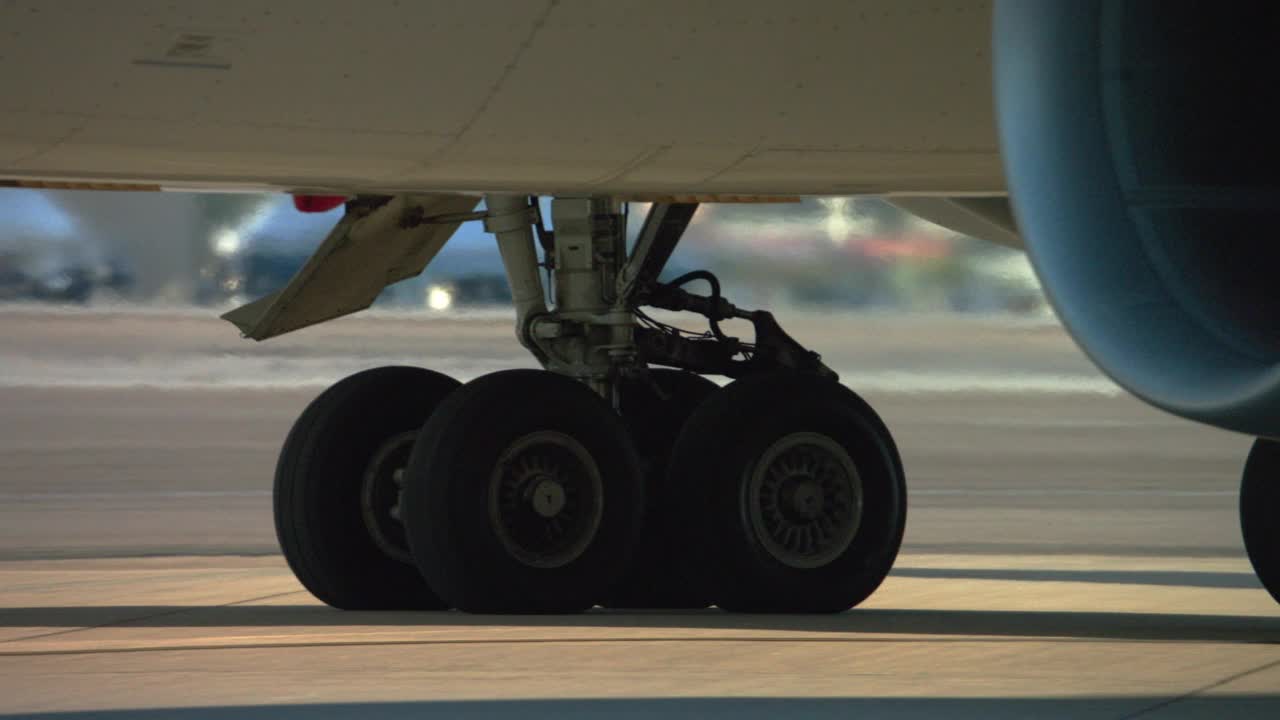 一架波音747在内华达州拉斯维加斯滑行时的起落架视频下载