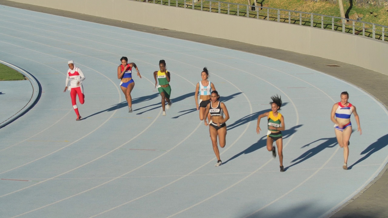 女性田径运动员在阳光明媚的跑道上起跑视频下载