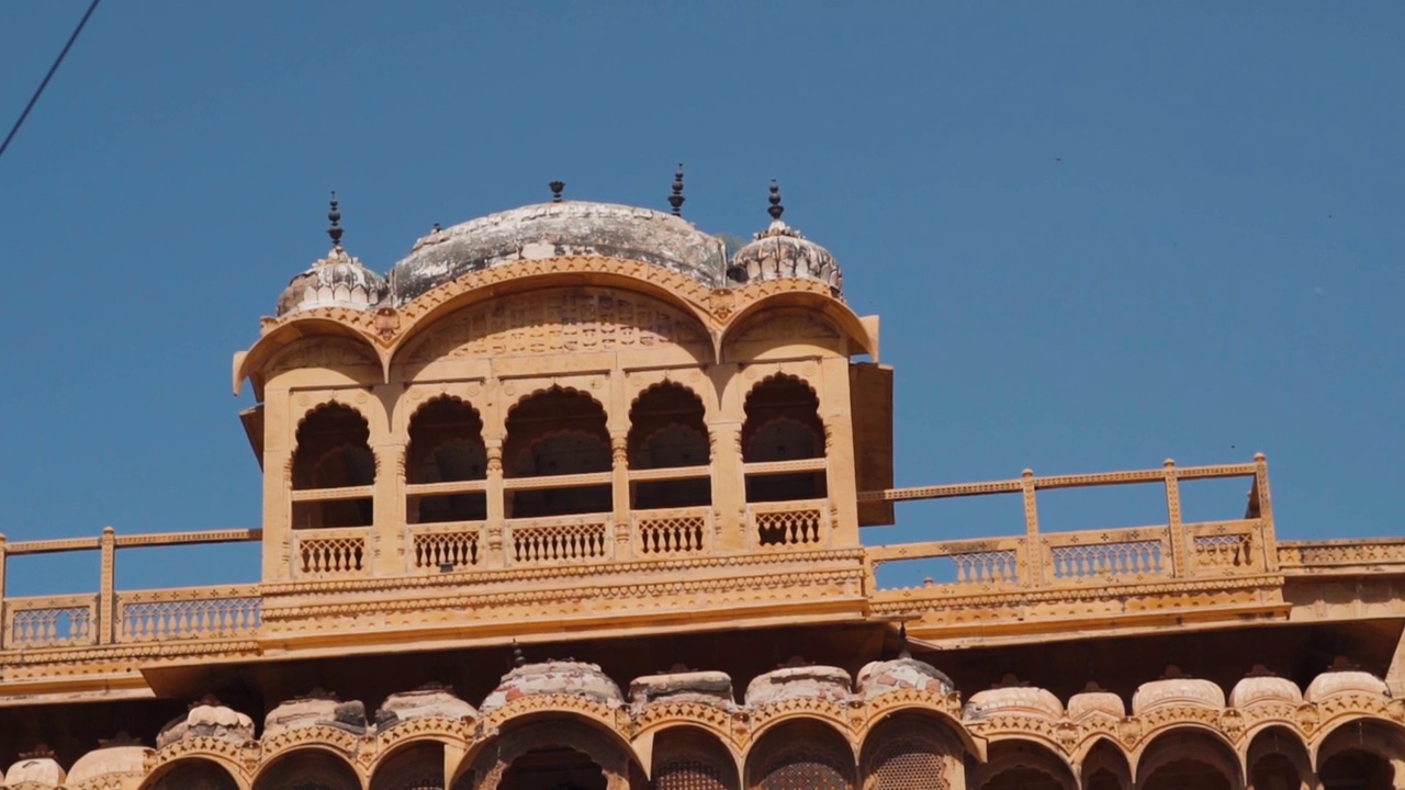 广角拍摄的王公玛哈勒在斋沙尔默堡内的蓝天，拉贾斯坦邦，印度。jaialmer堡垒内用沙石建造的古老宫殿。印度的古建筑。视频下载