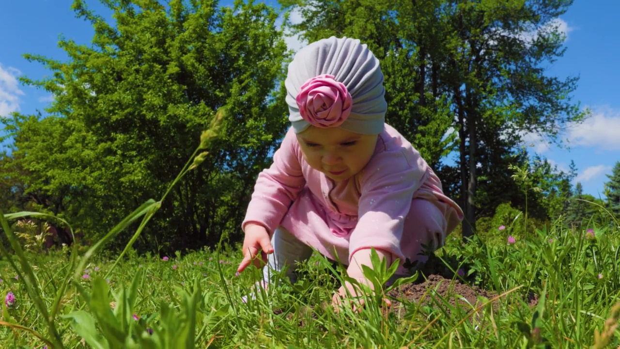 美国小婴儿，头上缠着头巾玩耍的女孩视频下载