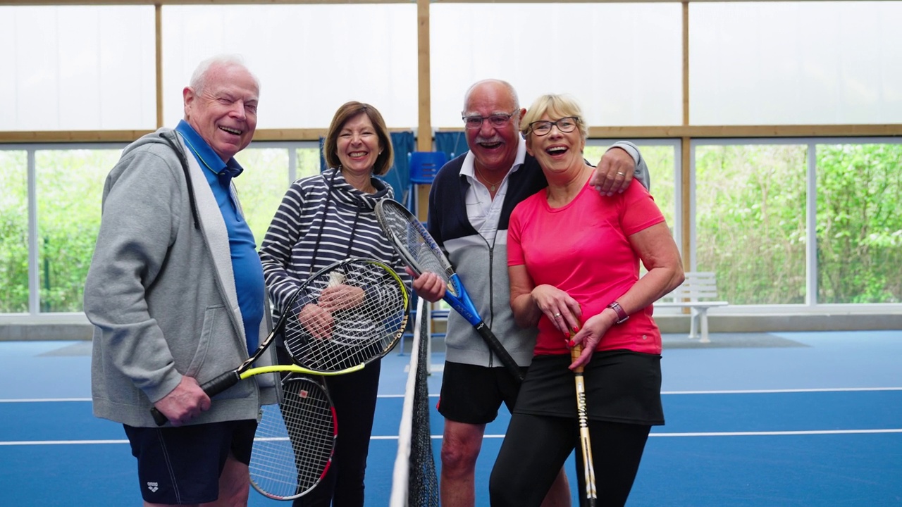 室内网球场上快乐的前辈朋友的肖像视频下载