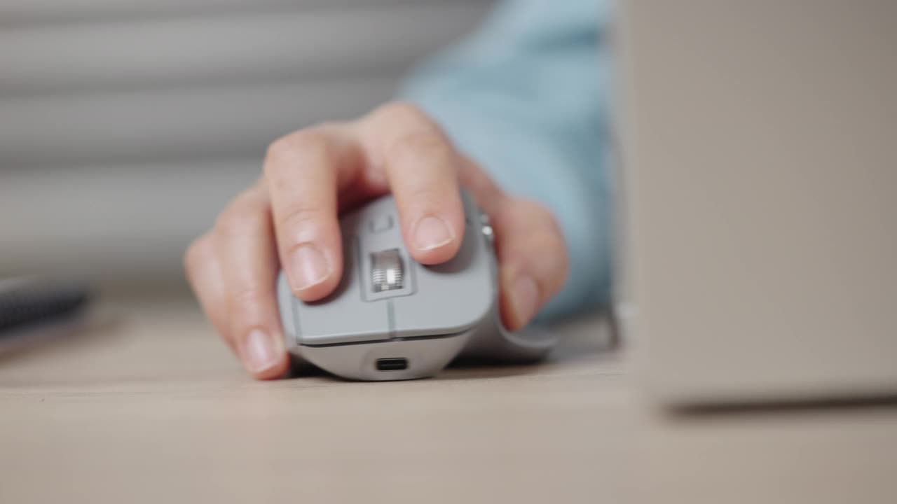 特写商人的手使用无线或蓝牙鼠标。可用于PC或笔记本电脑。视频素材