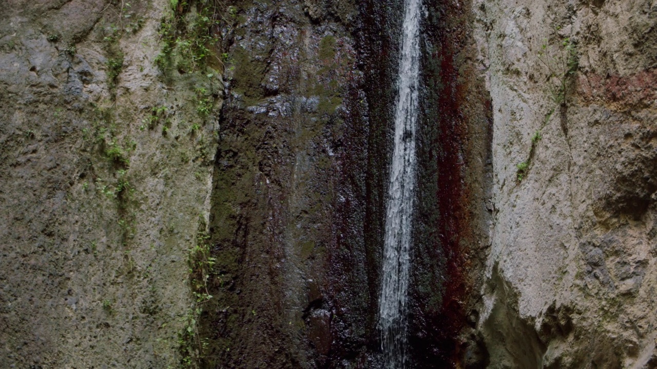 巴兰科德尔因菲尔诺瀑布，特内里费，西班牙。路径的终点。视频素材