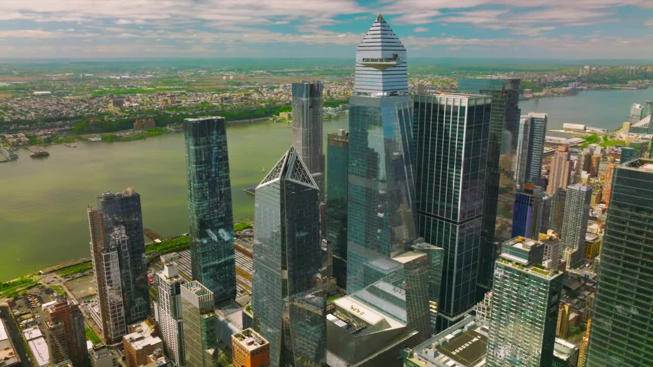 令人印象深刻的纽约全景。从曼哈顿的摩天大楼俯瞰哈德逊河。视频下载