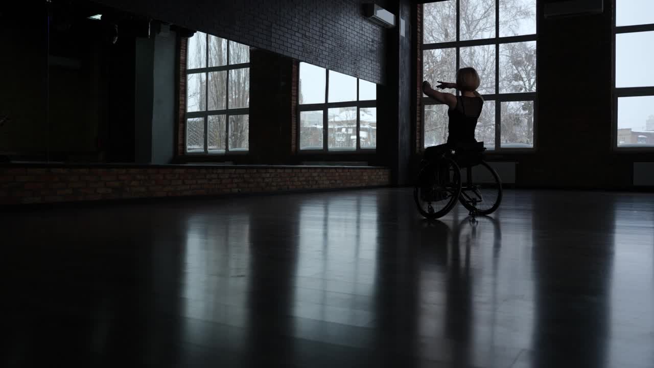 在舞厅坐轮椅的残疾女性视频下载