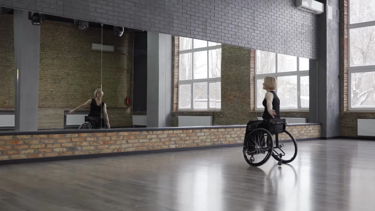 在舞厅中坐在轮椅上旋转的残疾舞者视频下载