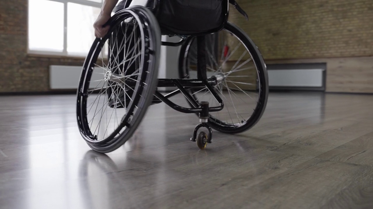 残疾妇女跳舞时轮椅旋转视频下载