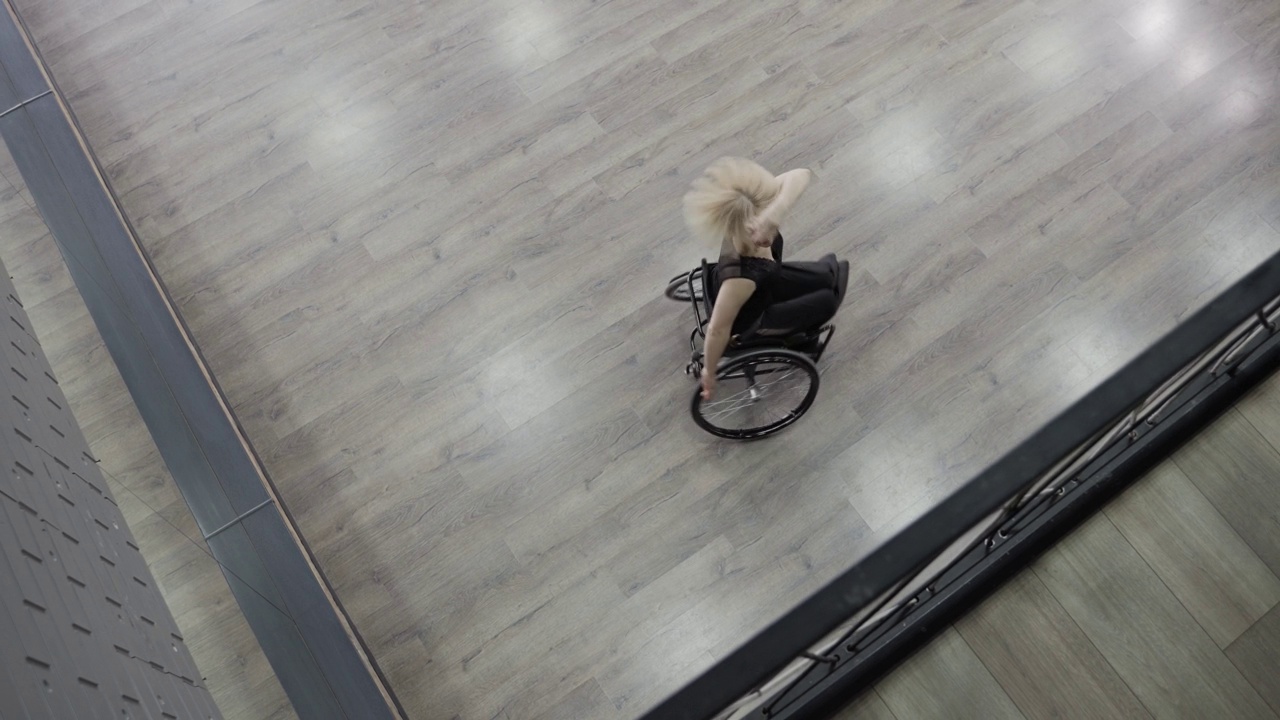 残疾的舞蹈演员坐在轮椅上旋转视频下载