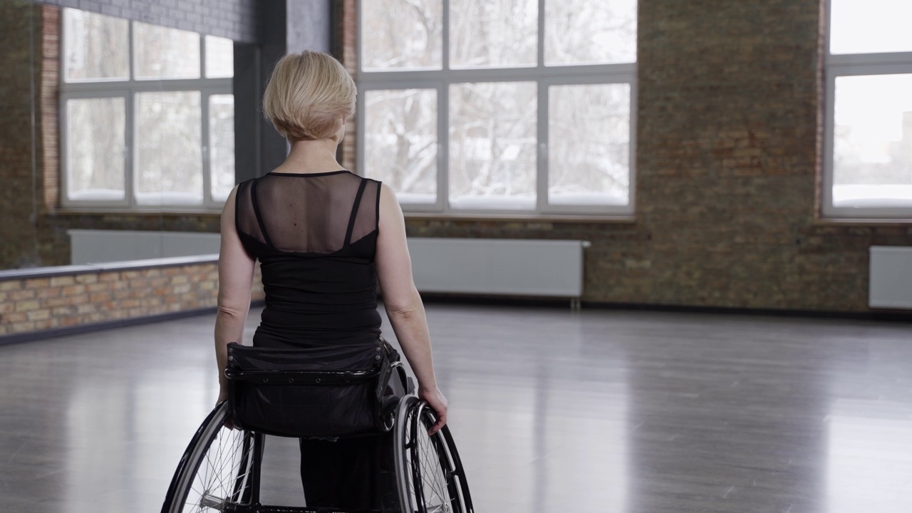 坐在轮椅上的残疾女舞者的肖像视频下载