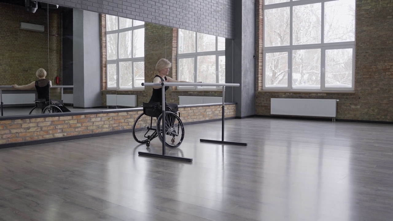 残疾女子舞蹈演员在练习芭蕾巴利视频下载