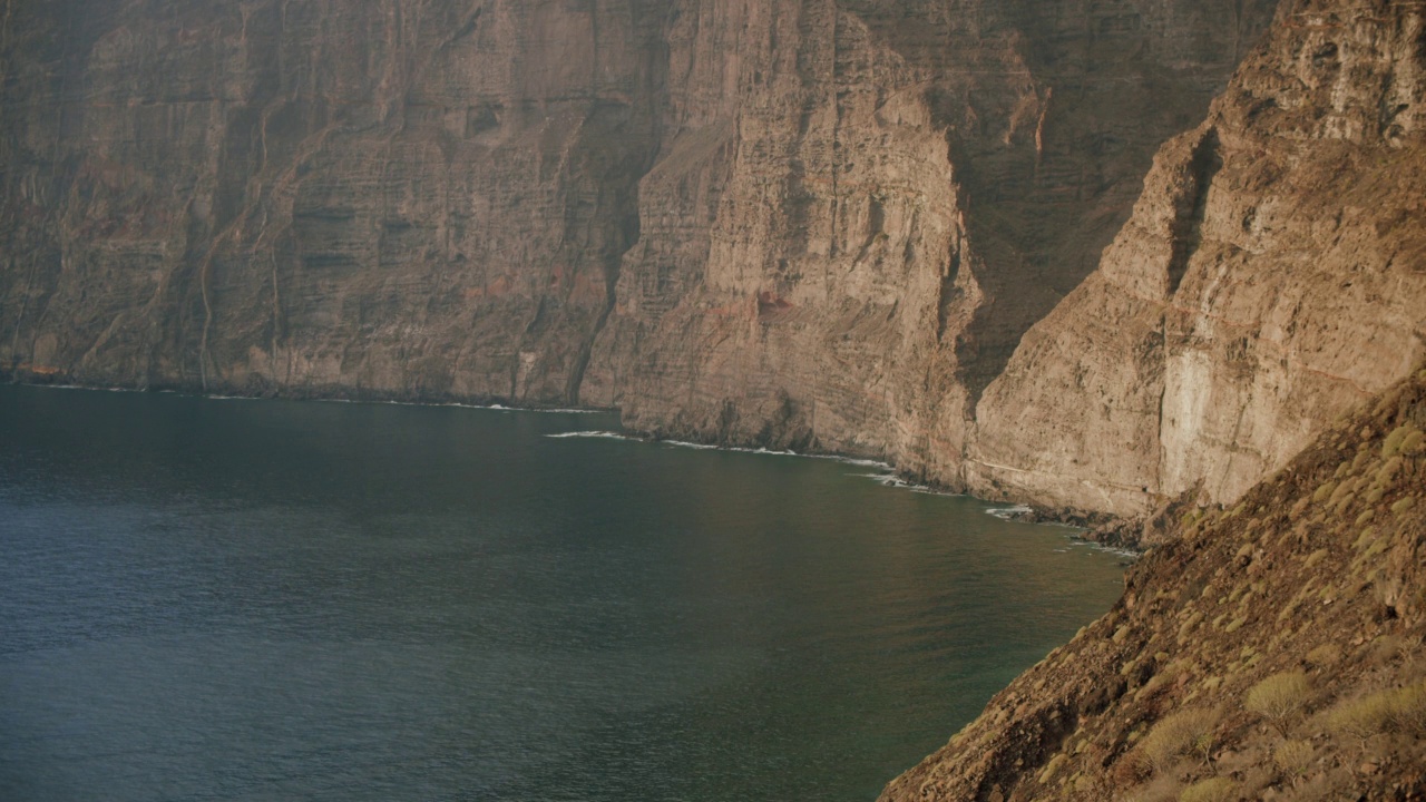 日落期间的洛斯巨人-特内里费岛，加那利群岛，西班牙。加那利群岛的火山海滩视频素材