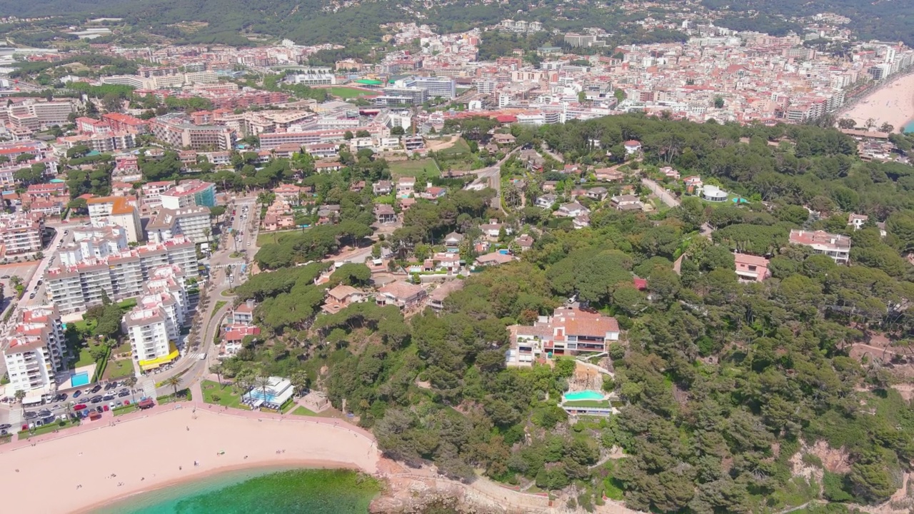 Lloret de Mar，西班牙:巴塞罗那附近的科斯塔布拉瓦著名度假小镇的鸟瞰图——俯瞰整个欧洲的全景视频素材