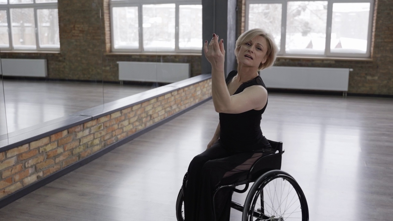坐在轮椅上旋转的残疾女舞者视频下载