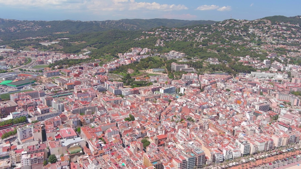 Lloret de Mar，西班牙:巴塞罗那附近的科斯塔布拉瓦著名度假小镇的鸟瞰图——俯瞰整个欧洲的全景视频素材