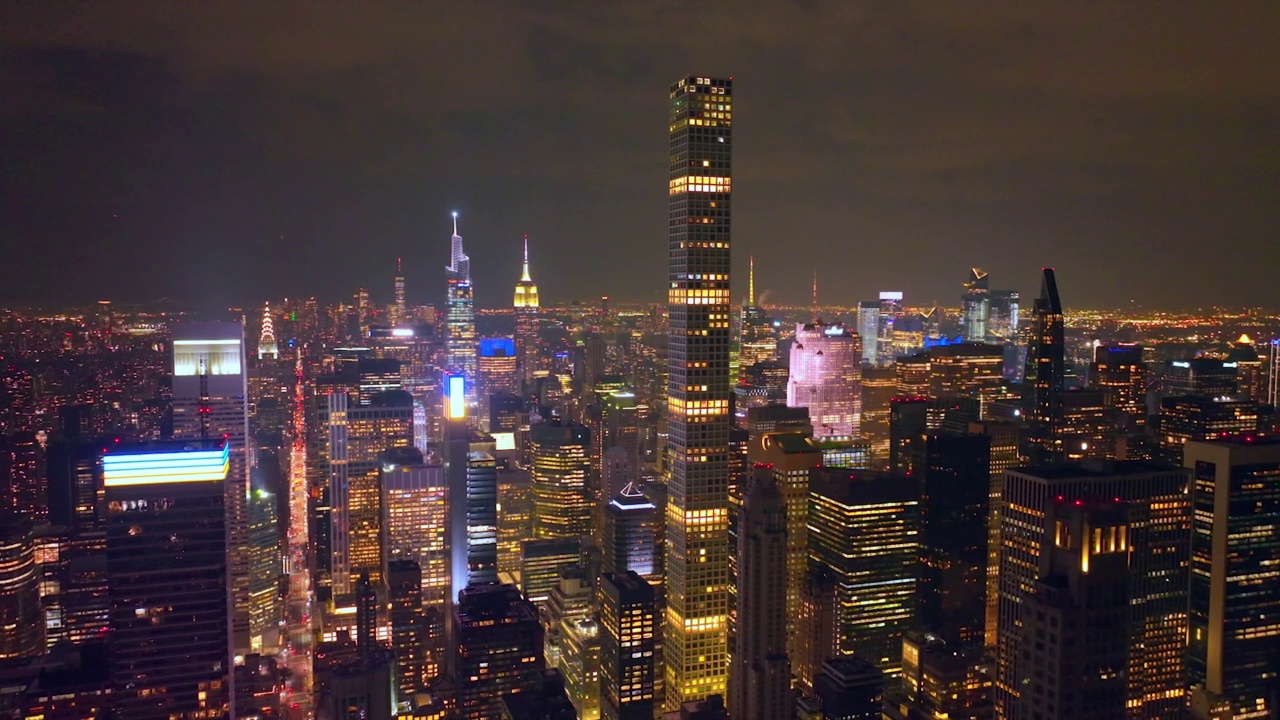 纽约城市夜景中有数十亿盏灯。窗户明亮的著名摩天大楼。前视图。视频下载