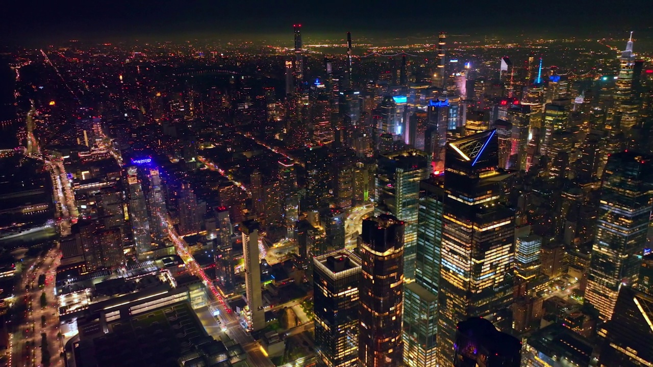 与纽约夜晚的灯光相比，这是一条河的黑点。无人机拍摄的画面显示了大都市无尽的城市景观。视频下载