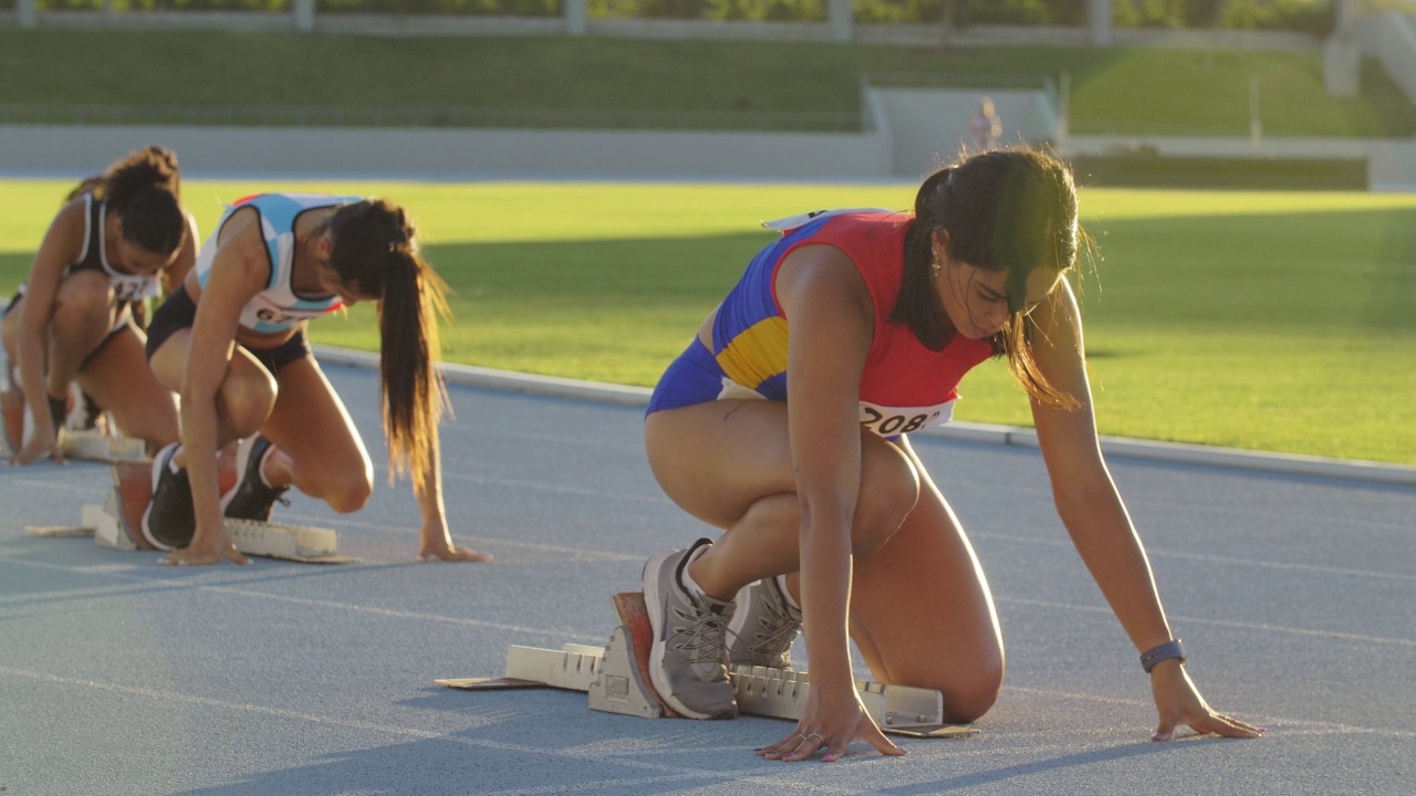 女子田径运动员准备起跑视频素材