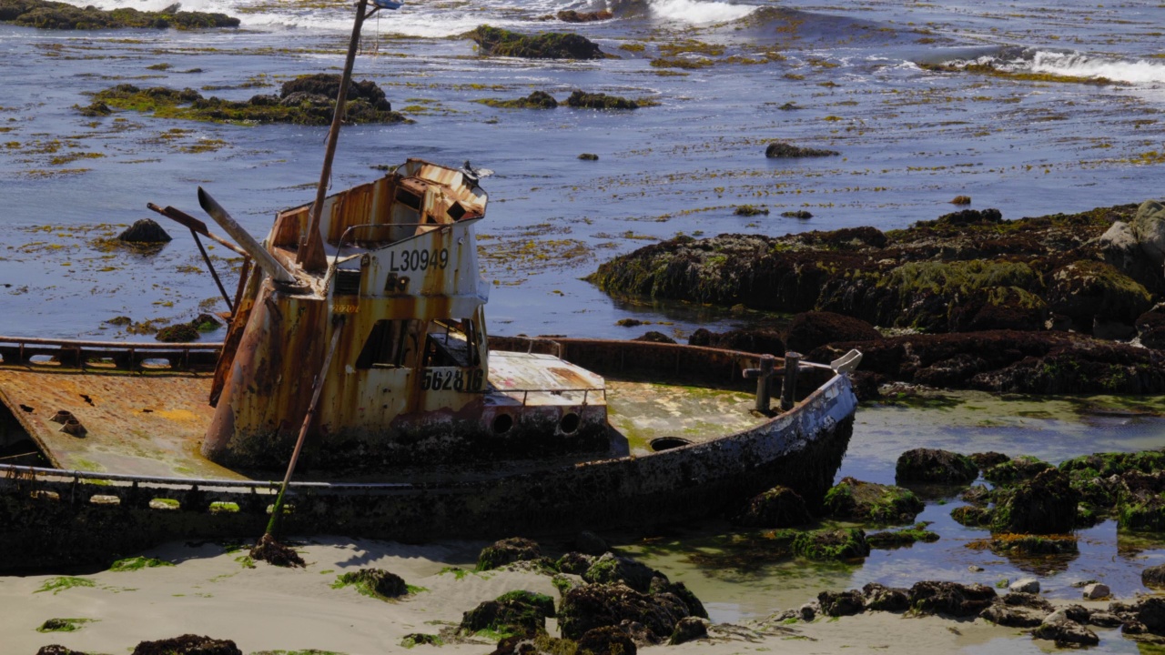 大角度拍摄搁浅的生锈渔船。4 k,没有人。视频素材
