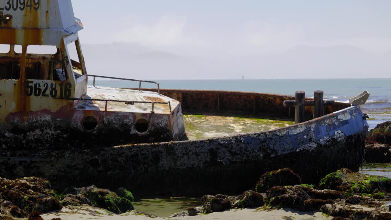 从低角度拍摄，生锈的渔船卡在岩石上。4 k,没有人。视频素材