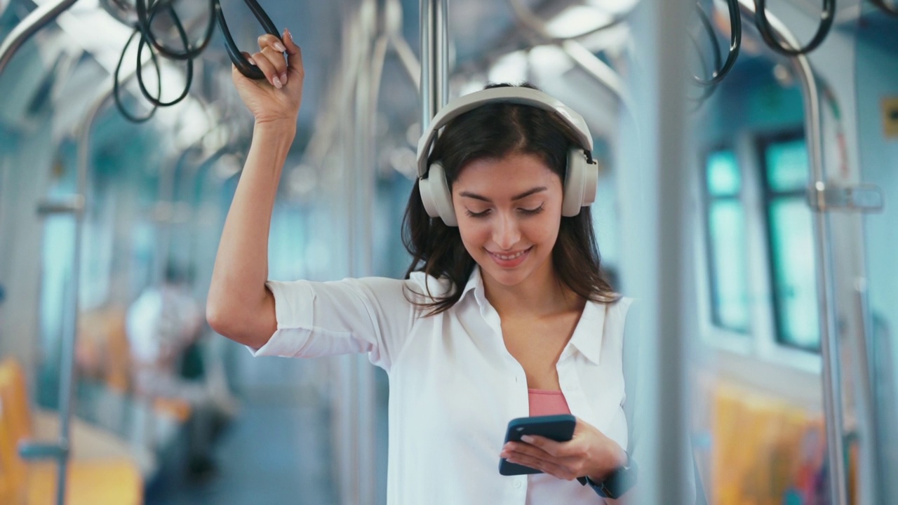 在地铁里扶着扶手听音乐的女人视频下载