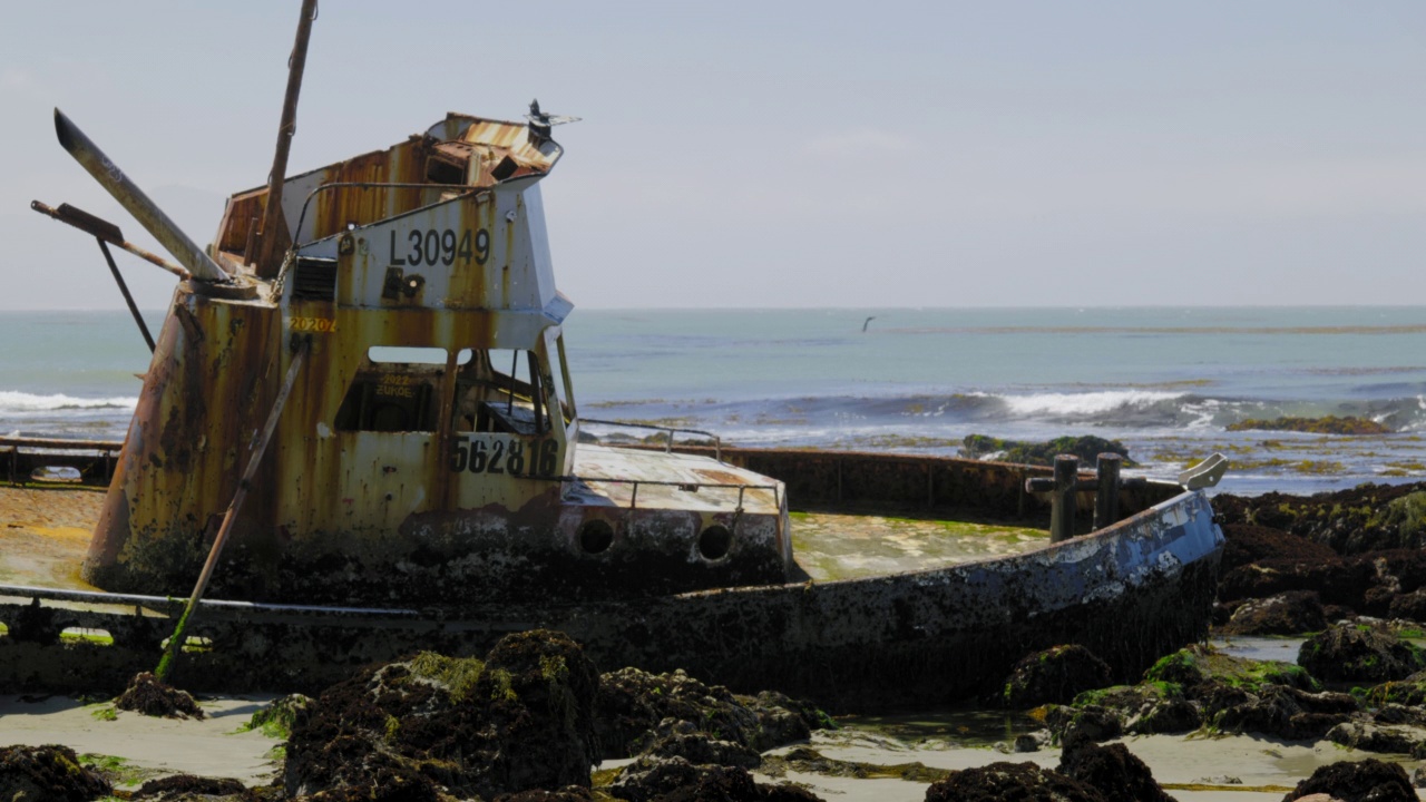 退潮时礁石上的废弃渔船。4 k,没有人。视频素材