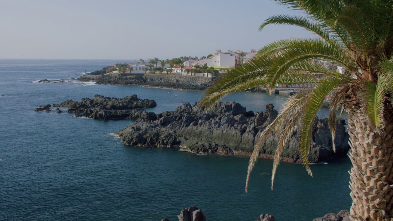 阿尔卡拉，位于西班牙加那利群岛特内里费岛南部海岸的小港口和渔镇视频素材