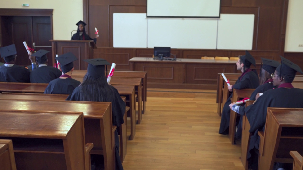 在毕业典礼上，一位学生代表代表毕业生致告别词。视频素材