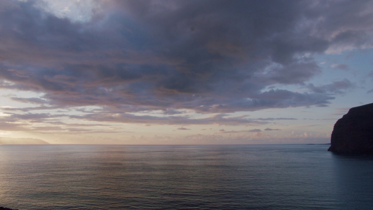美丽的日落云在洛斯巨人，特内里费，加那利群岛，西班牙。大西洋火山海滩视频素材