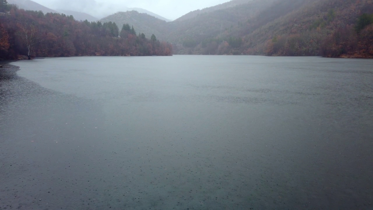 湖面上的雨滴视频素材
