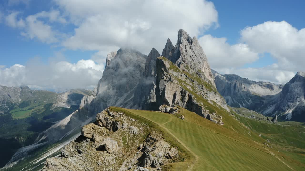 塞塞达峰的惊人鸟瞰图，在白云石阿尔卑斯山，南蒂洛尔，意大利，欧洲。史诗般的加迪纳谷山脉。阳光下雄伟的Furchetta峰。Dolomiti,意大利。视频素材