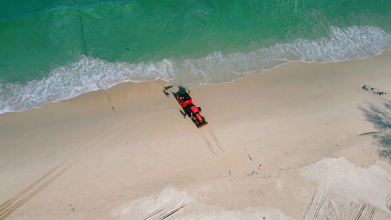 俯瞰海滩和大海。无人机鸟瞰图。视频下载