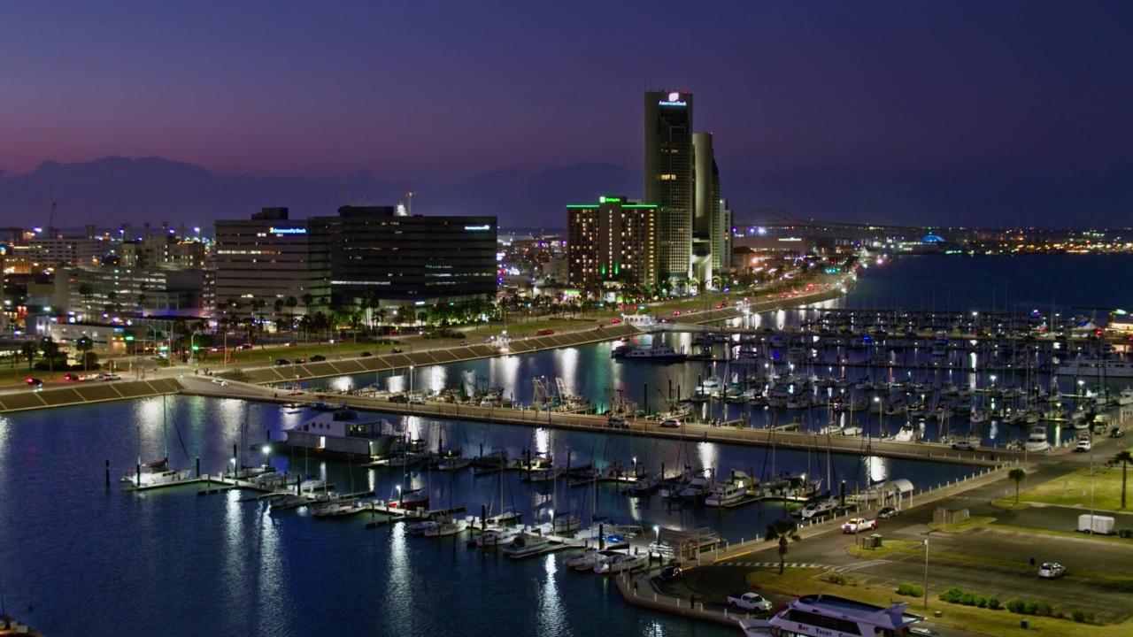 静态无人机拍摄的码头和市中心建筑在科珀斯克里斯蒂，得克萨斯州的黄昏视频下载