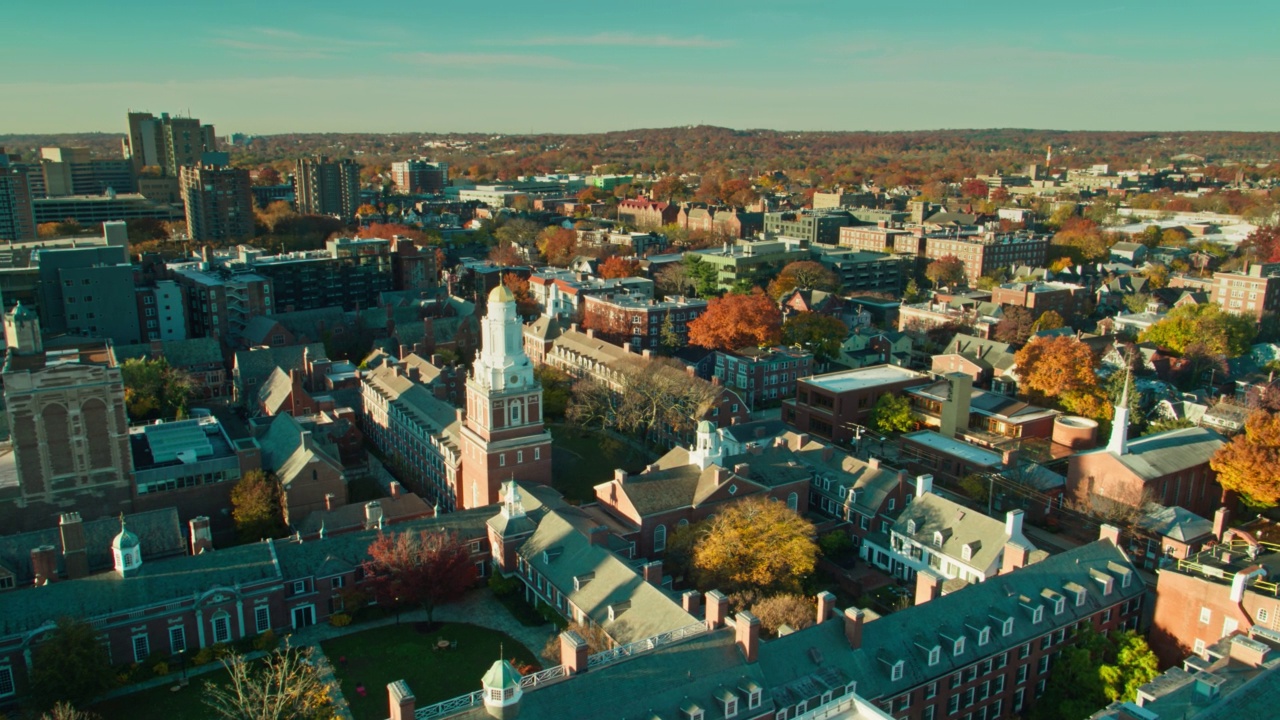 无人机拍摄的耶鲁大学校园和康涅狄格州纽黑文的房屋视频素材