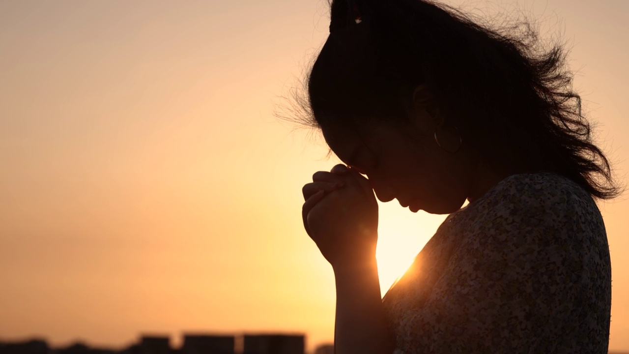 女人在阳光下祈祷视频素材