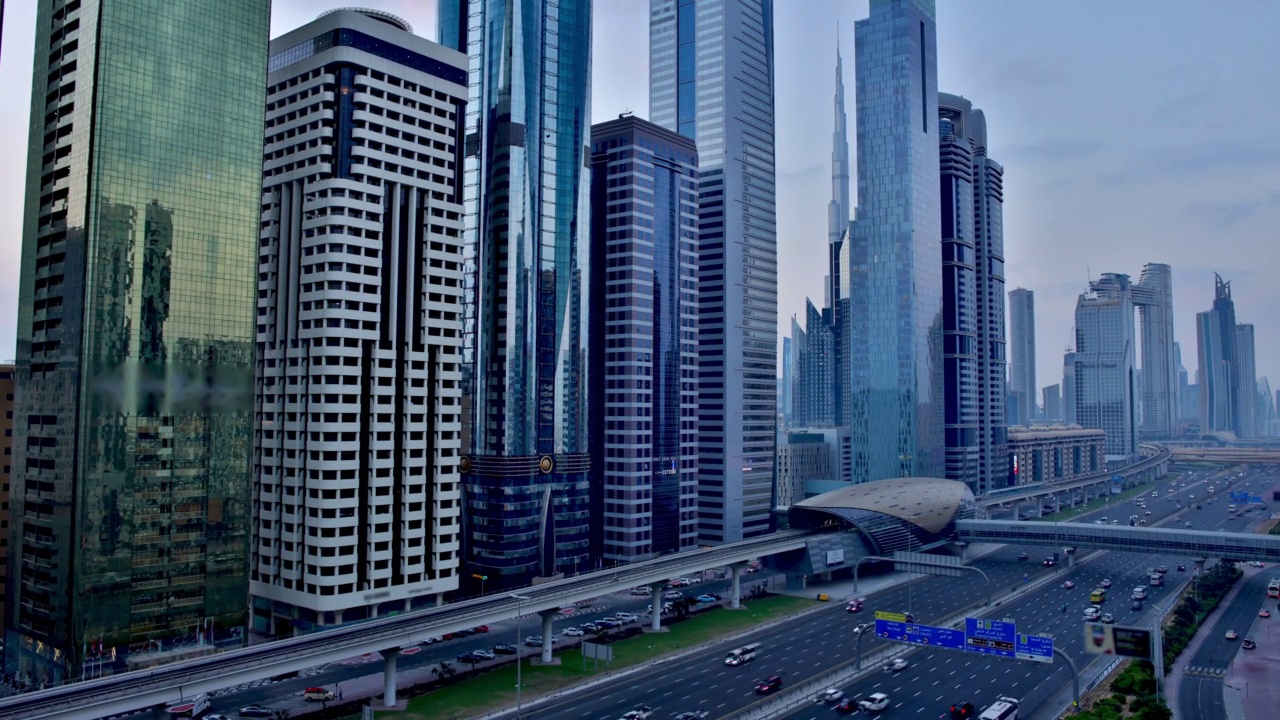 迪拜，阿联酋:日落:谢赫扎耶德路视频素材