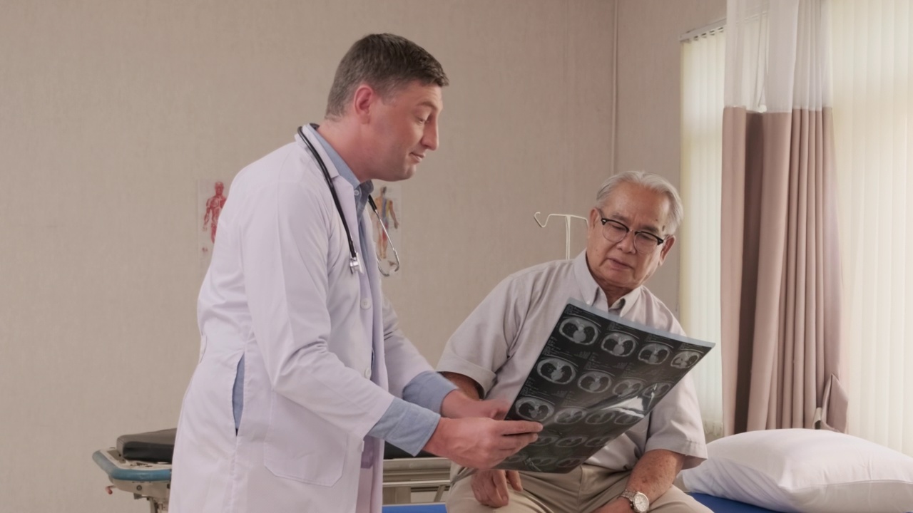 医生在医院病房急诊床上对老年病人进行健康检查。视频素材