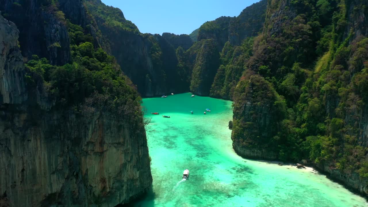 鸟瞰图飞向皮皮列岛的Pileh泻湖，著名的潜水胜地，安达曼海，甲米，普吉岛，在你的梦想泰国，美丽的目的地亚洲，暑假。视频下载