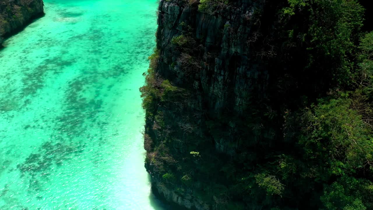 在皮皮列岛的Pileh泻湖鸟瞰，著名的潜水胜地，安达曼海，甲米，普吉岛，在你的梦想泰国，美丽的目的地亚洲，暑假。视频下载