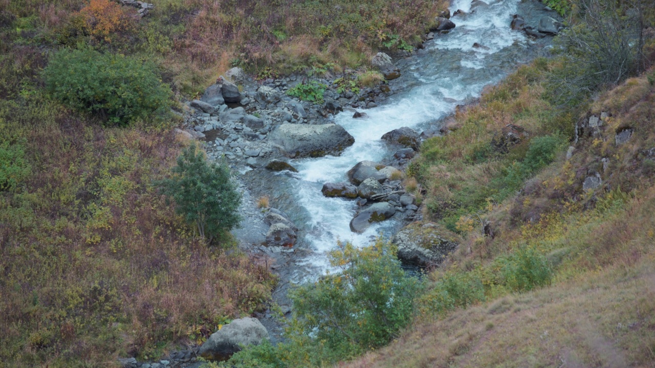 山间的河流流过岩石视频素材