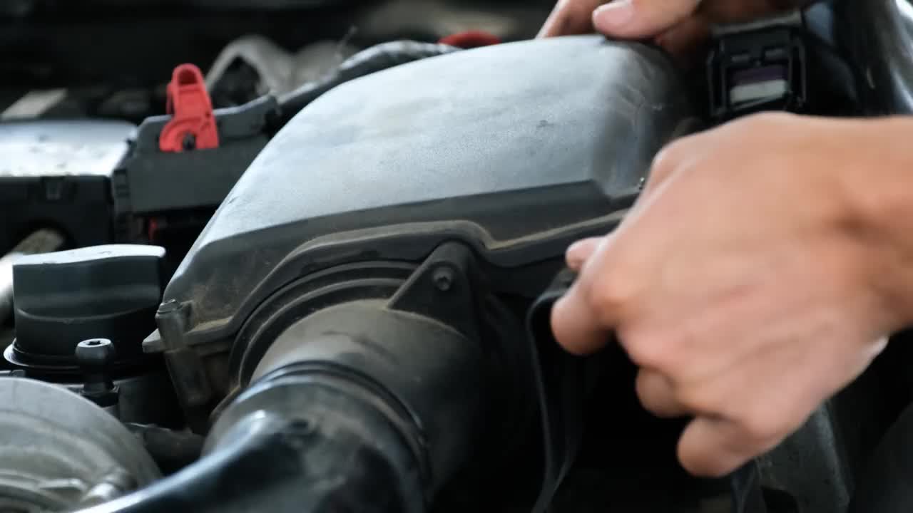汽车技师拧紧汽车发动机的一部分视频素材